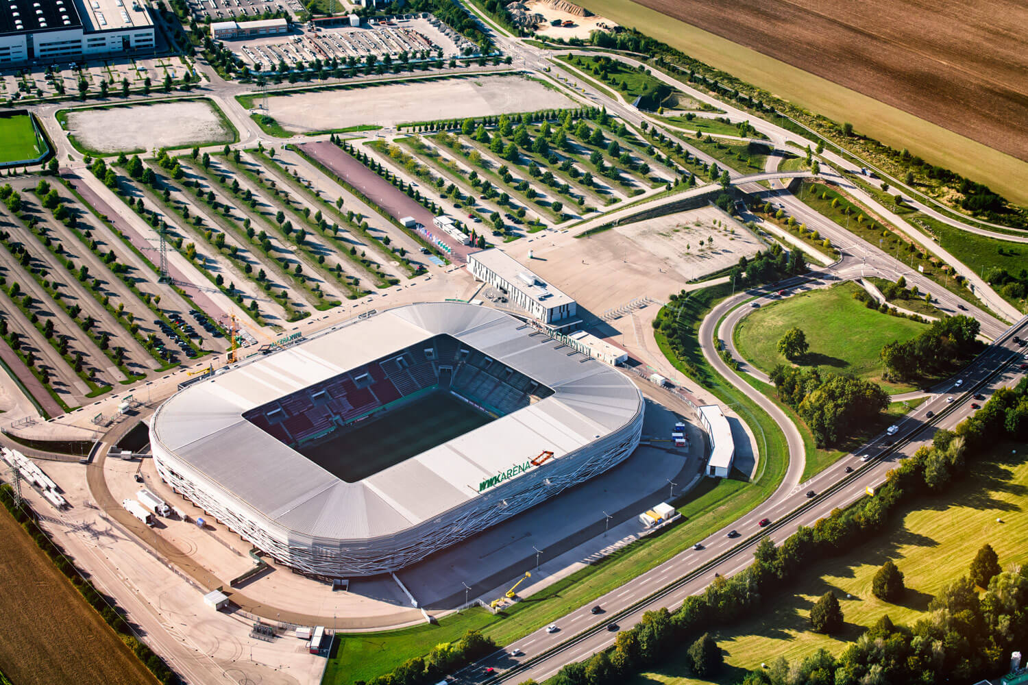 Luftaufnahme der WWK Arena in Augsburg mit umliegenden Straßen und Parkplätzen